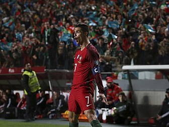 Cristiano Ronaldo scores his 7...